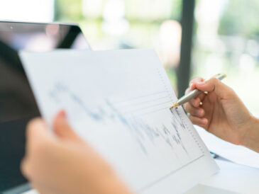 Man som tittar på en graf