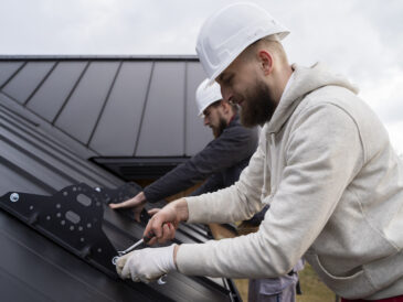 Två män som jobbar på plåttak