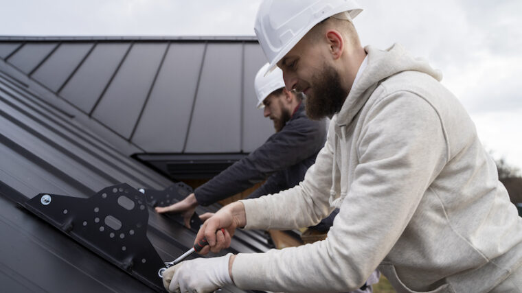 Två män som jobbar på plåttak