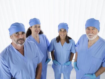 Vårdpersonal i blå arbetskläder