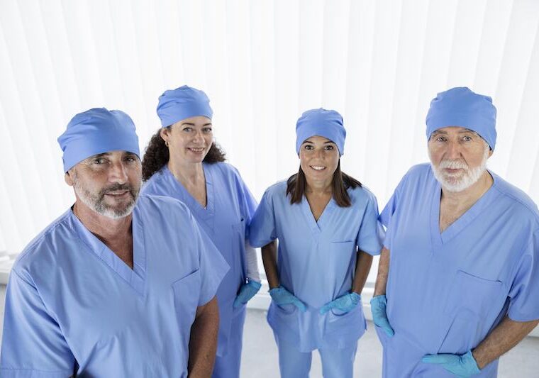 Vårdpersonal i blå arbetskläder